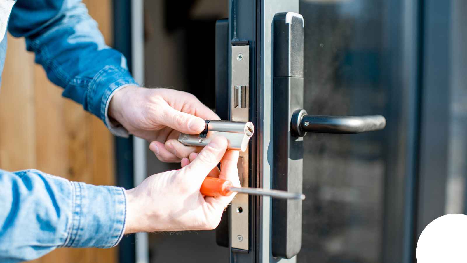 Locksmith in Nashville, TN — LaFollette Door Hardware Repair Locksmith in Nashville, TN — LaFollette Door Hardware Repair